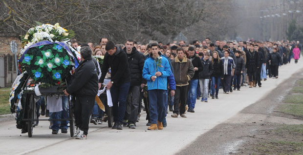 Сахрањен дечак који се убио очевом ловачком пушком: Цело село испратило Саву 